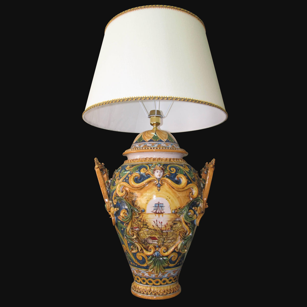 Lampada in ceramica di Caltagirone fatta a mano con decori marini e paesaggi, stile tradizionale siciliano