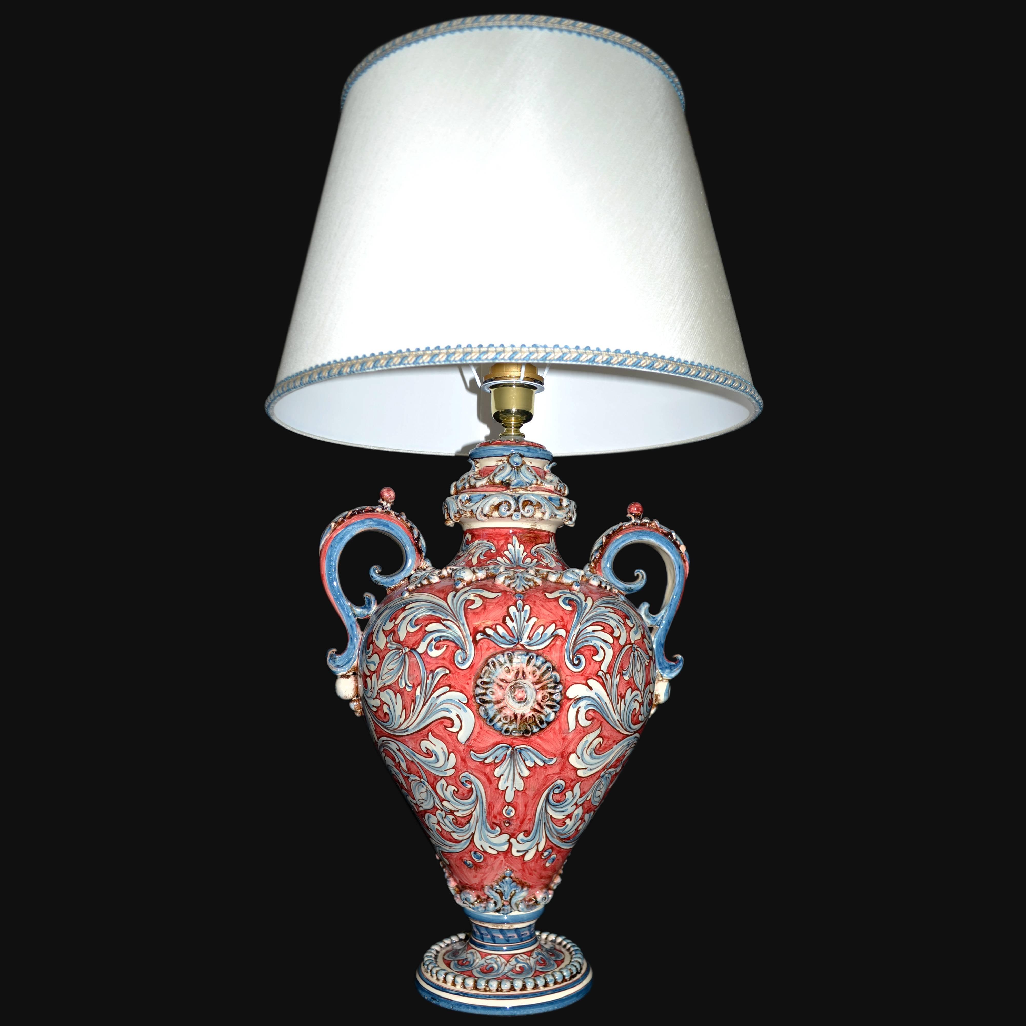 Lampada in ceramica di Caltagirone fatta a mano, con decori rossi e blu su sfondo nero