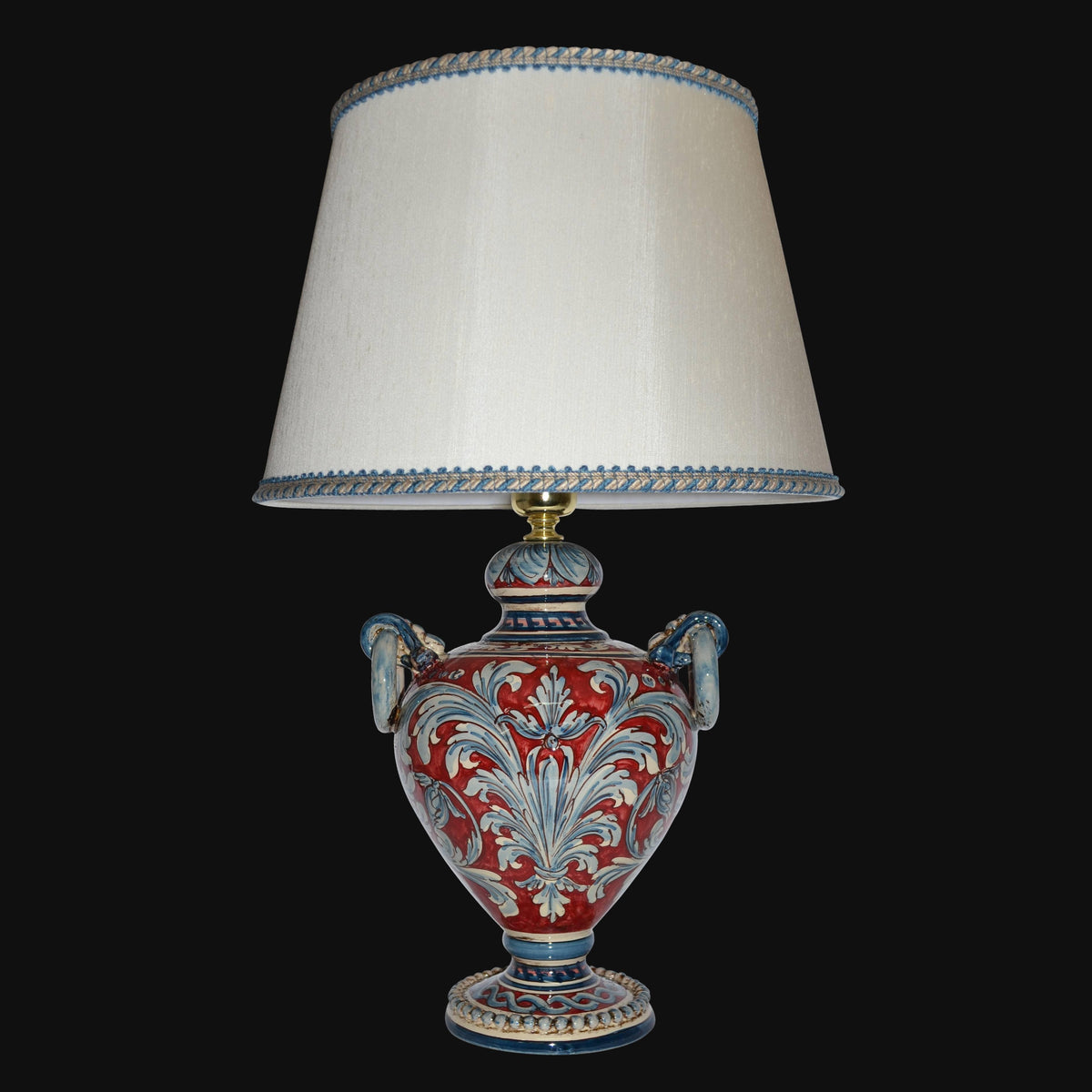 Lampada in ceramica di Caltagirone fatta a mano, con decori rossi e blu e paralume beige