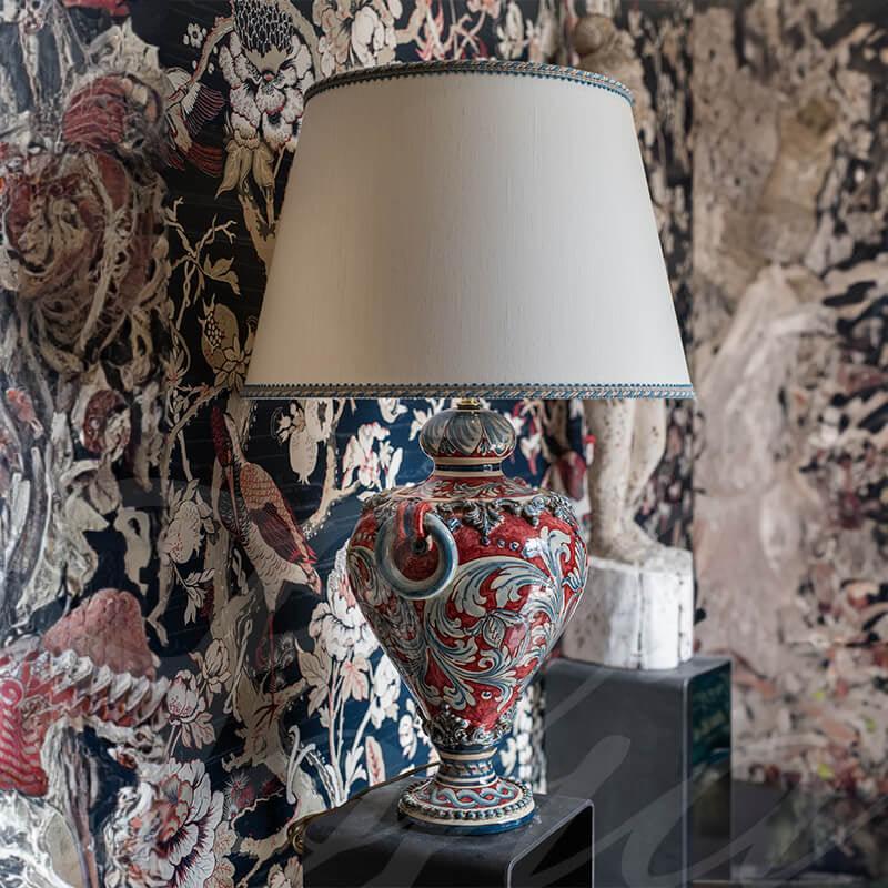 Lampada in ceramiche di Caltagirone fatta a mano, decorata a mano con motivi floreali rossi e blu