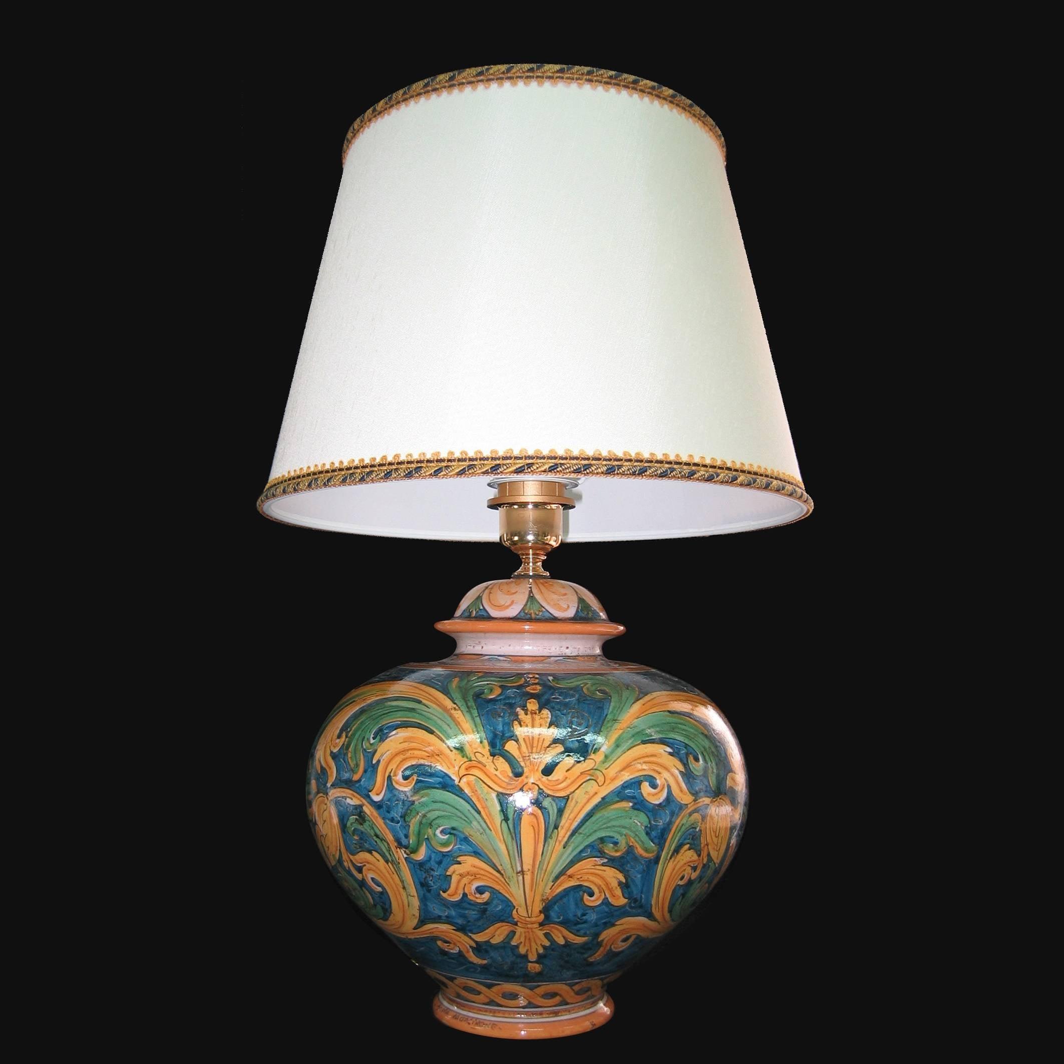 Lampada in ceramica di Caltagirone fatta a mano con decori colorati e paralume elegante