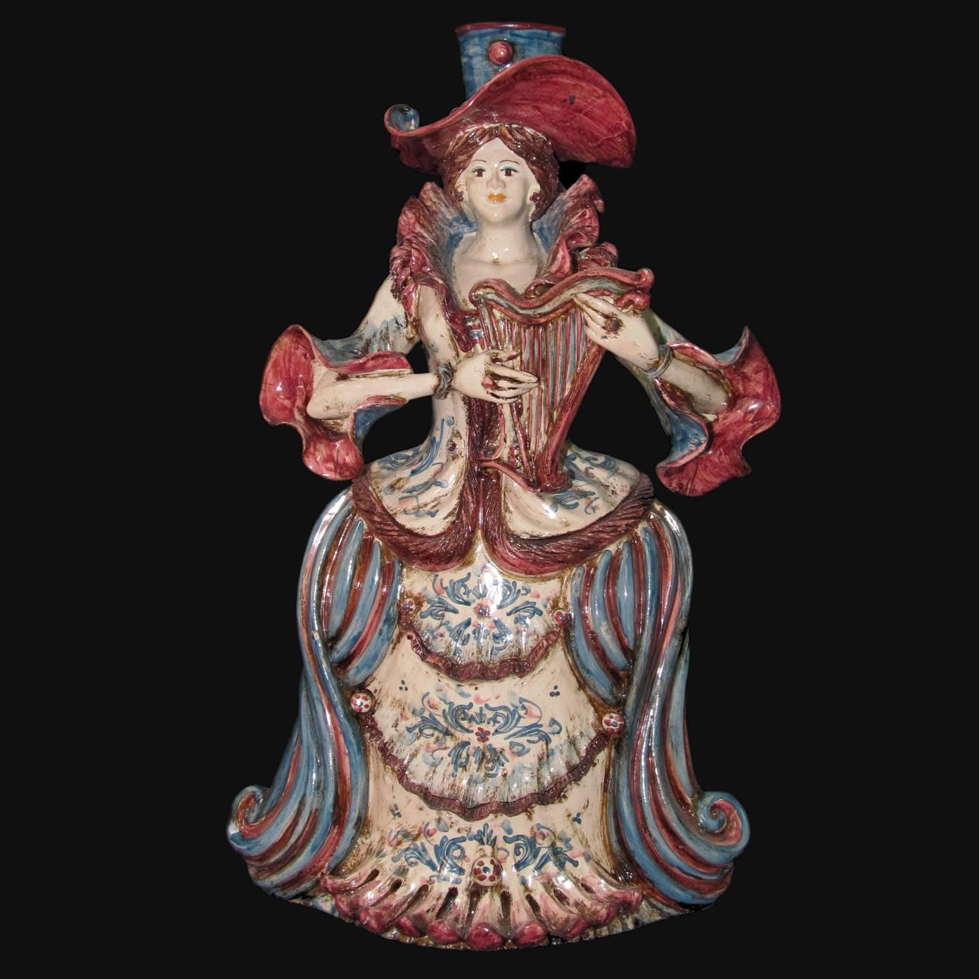 Ceramica di Caltagirone fatta a mano, figura femminile con arpa e cappello colorato, stile tradizionale siciliano.