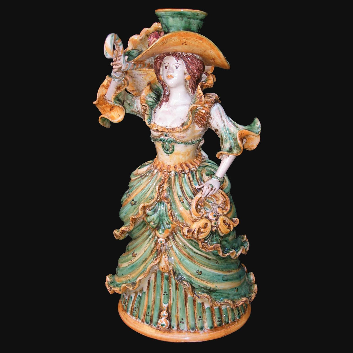 Ceramiche di Caltagirone fatti a mano: statuetta donna con cappello e abito colorato