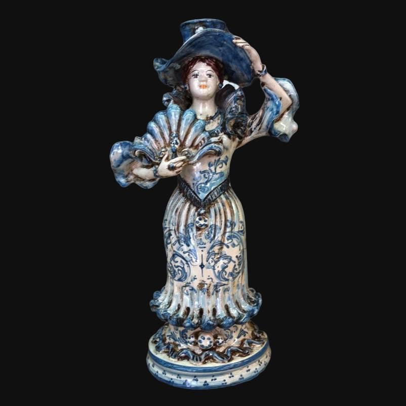 Ceramiche di Caltagirone fatti a mano: statuetta donna con cappello e ventaglio, decori blu e bianchi