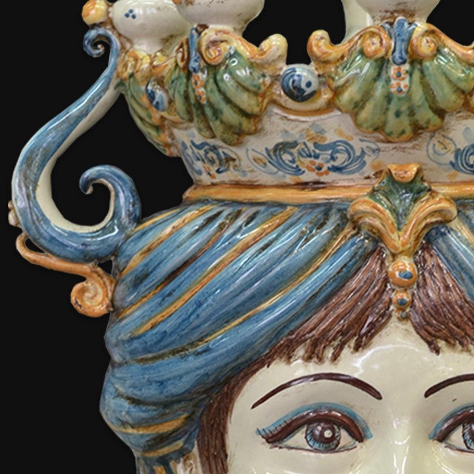 Ceramiche di Caltagirone fatti a mano con decori colorati e dettagli artigianali