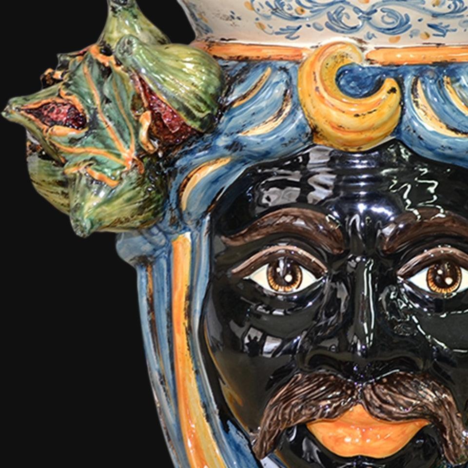 Ceramiche di Caltagirone fatti a mano con volto decorato e dettagli colorati