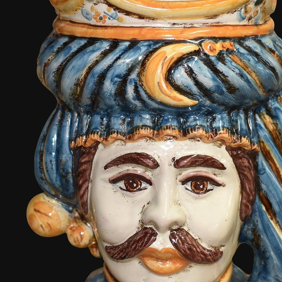 Ceramiche di Caltagirone fatti a mano con volto barbuto e turbante blu decorato