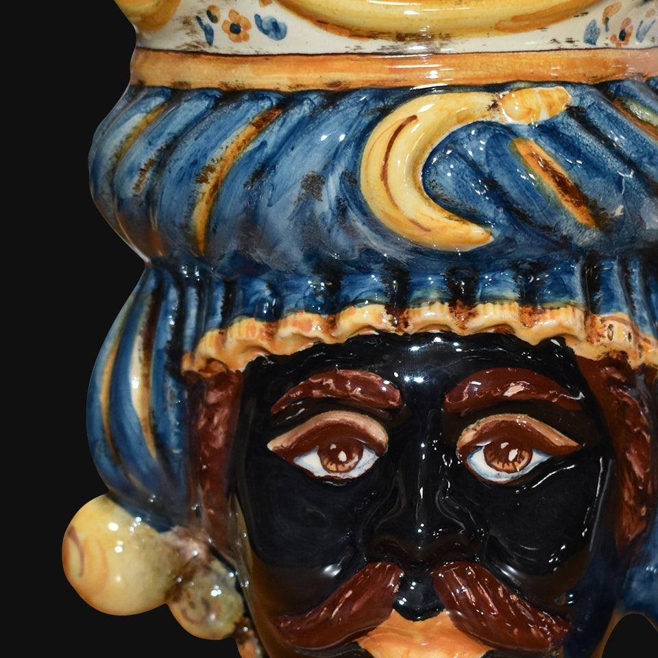 Ceramiche di Caltagirone fatti a mano con volto decorato e dettagli colorati