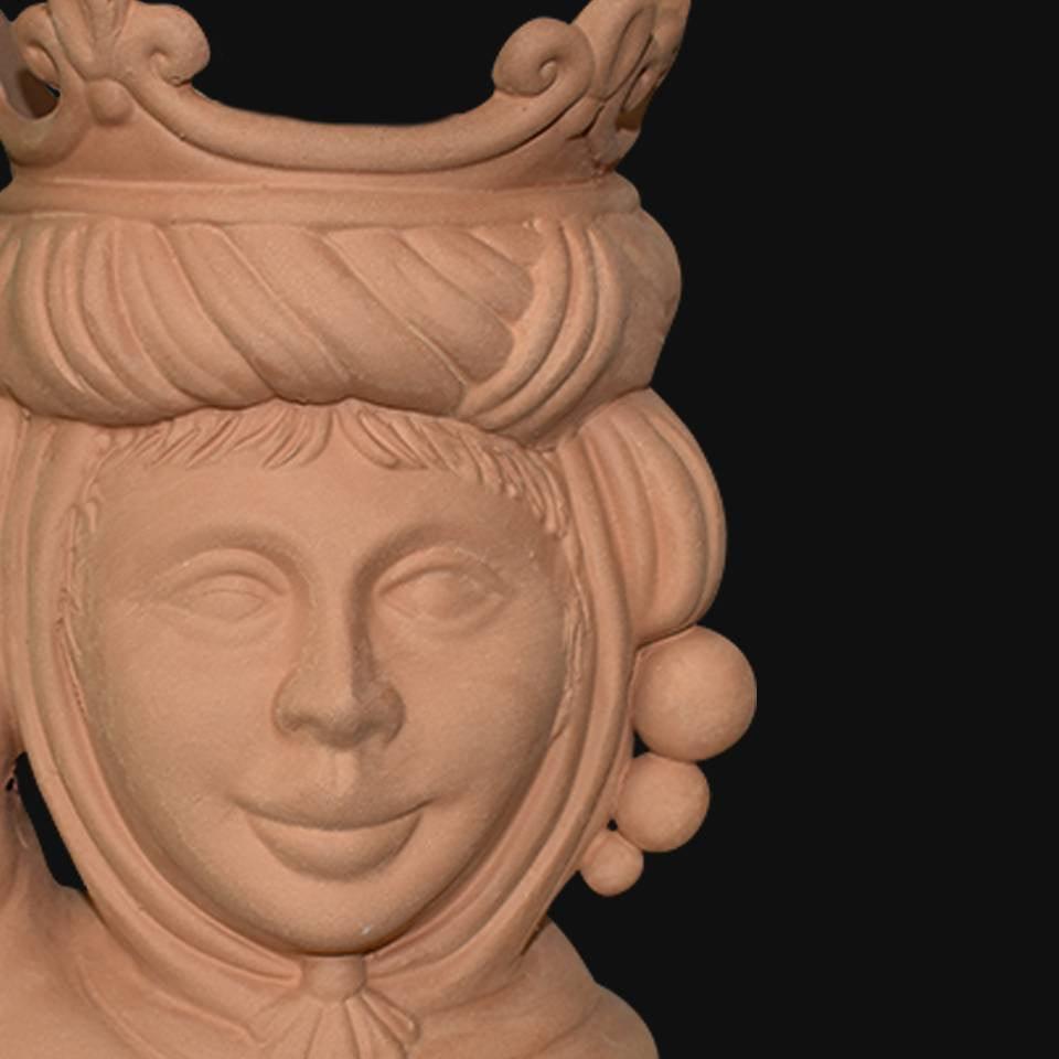 Ceramiche di Caltagirone fatti a mano: statuetta regale con corona e dettagli artigianali