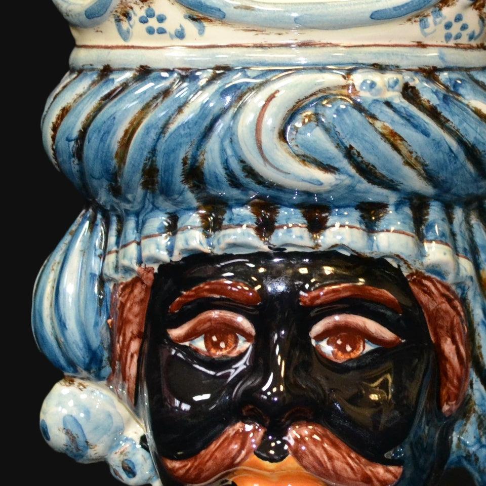 Ceramiche di Caltagirone fatti a mano con volto decorato in blu e nero, arte tradizionale siciliana
