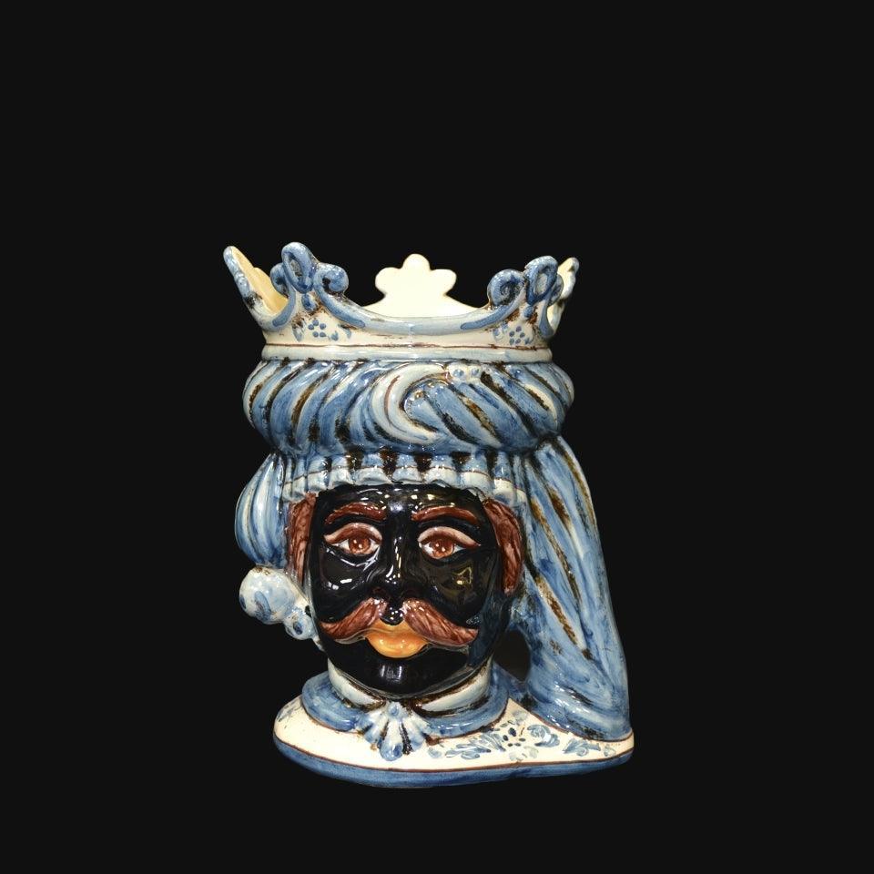Ceramiche di Caltagirone fatti a mano: testa regale con corona blu e dettagli artigianali