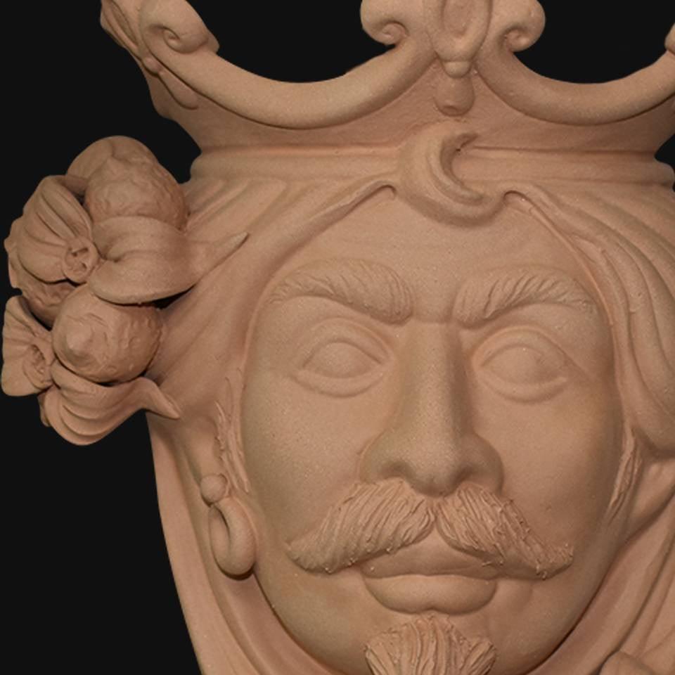 Ceramiche di Caltagirone fatti a mano: maschera con corona e dettagli scolpiti