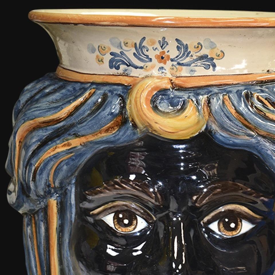 Ceramiche di Caltagirone fatti a mano con volto scolpito e decori blu e ocra