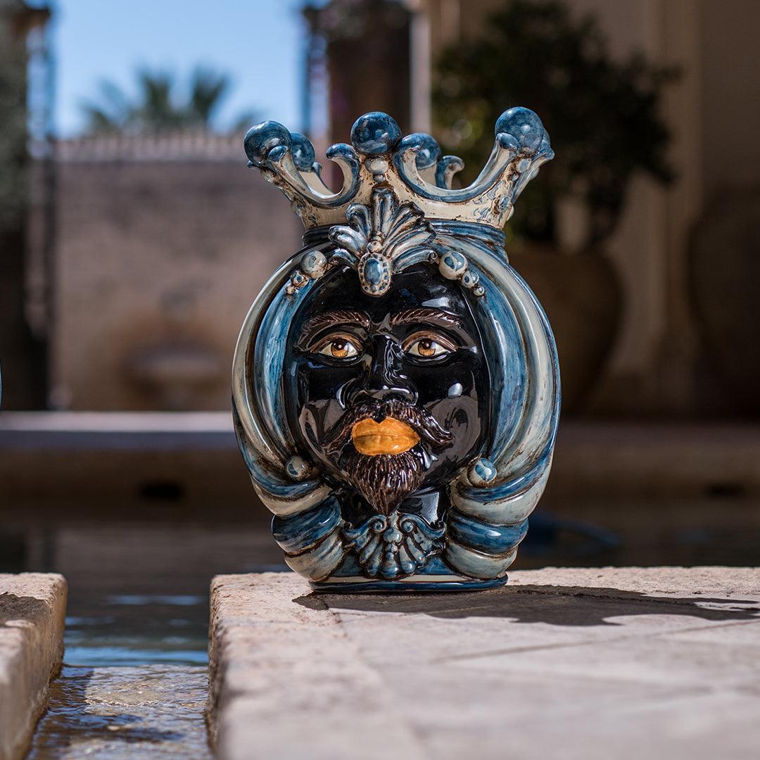 Ceramiche di Caltagirone fatti a mano con volto barbuto e corona blu, arte tradizionale siciliana
