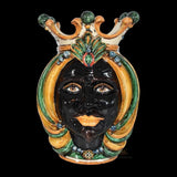 Ceramiche di Caltagirone fatti a mano con volto regale e corona colorata, arte tradizionale siciliana.