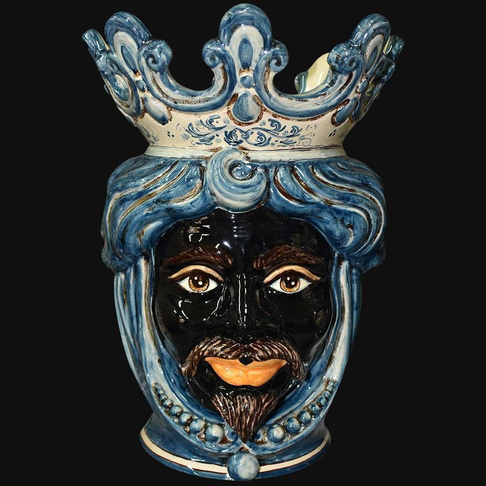 Ceramica di Caltagirone fatta a mano con volto regale blu e nero, corona decorata