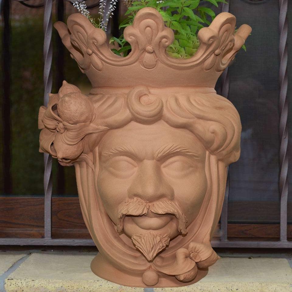 Vaso in ceramica di Caltagirone fatta a mano con volto barbuto e corona, stile artigianale tradizionale