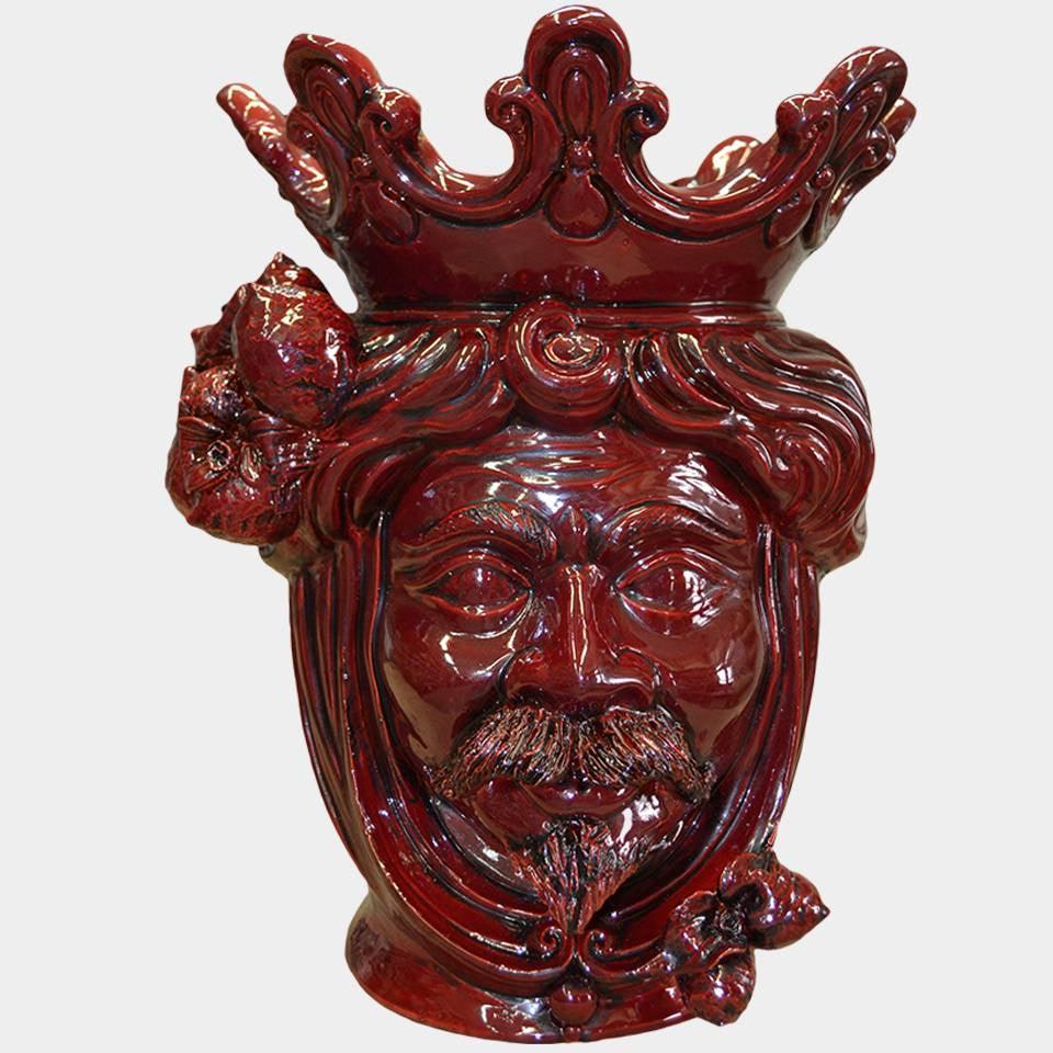 Ceramica di Caltagirone fatta a mano, volto regale con corona e barba, colore rosso intenso