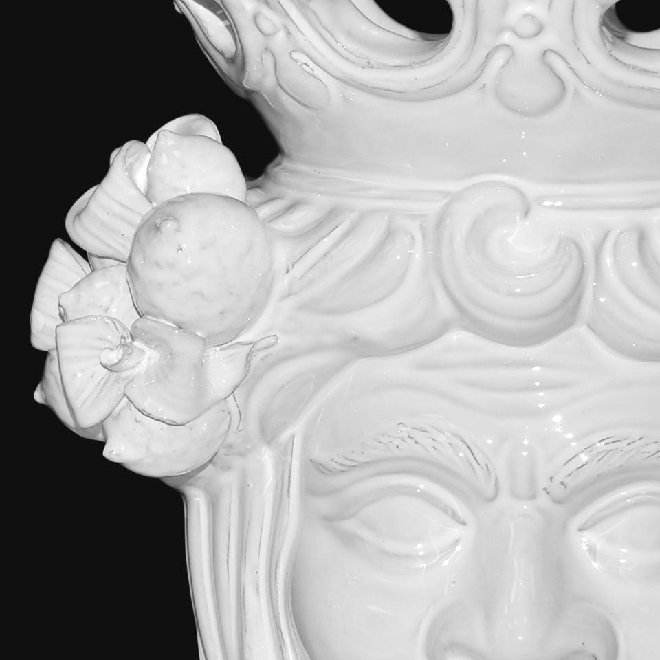 Ceramiche di Caltagirone fatti a mano con dettagli floreali e volto scolpito, arte tradizionale siciliana