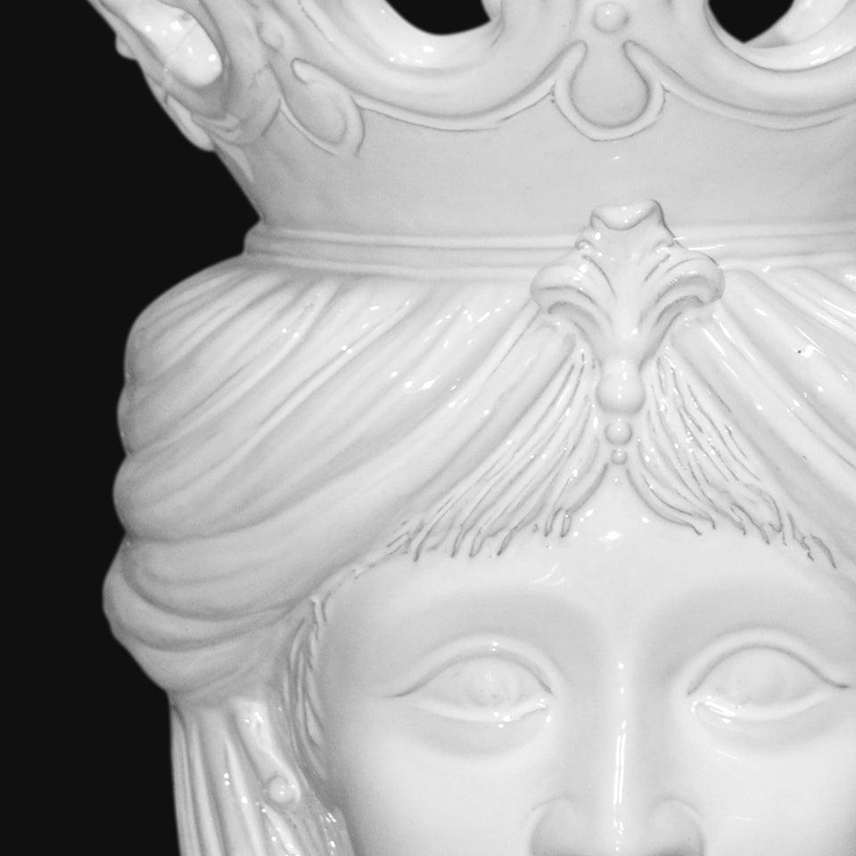 Ceramiche di Caltagirone fatti a mano: volto femminile con corona e dettagli scolpiti