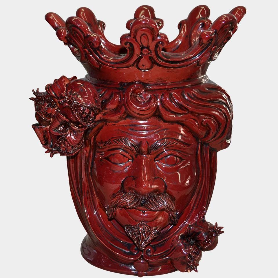 Ceramica di Caltagirone fatta a mano, volto regale rosso con corona e dettagli artigianali