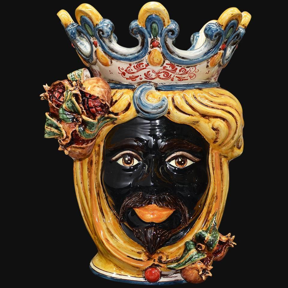 Ceramiche di Caltagirone fatti a mano con volto nero, corona e melograni, arte tradizionale siciliana