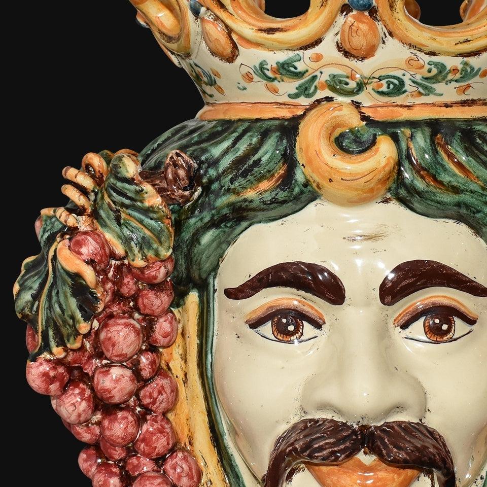 Ceramiche di Caltagirone fatti a mano con dettagli colorati e uva