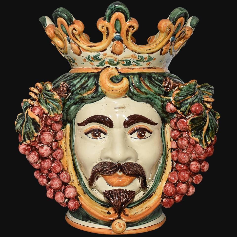 Ceramiche di Caltagirone fatti a mano con volto regale e grappoli d'uva, arte tradizionale siciliana