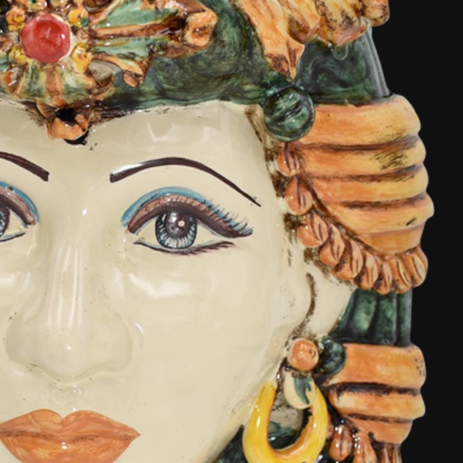Testa di moro in ceramica caltagirone fatta a mano, decorata con colori vivaci e dettagli artigianali