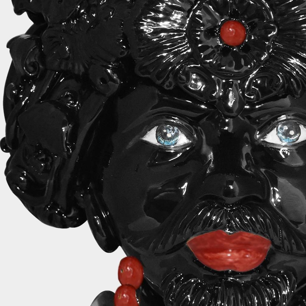 Testa di moro nera con occhi azzurri e labbra rosse, ceramiche caltagirone fatte a mano