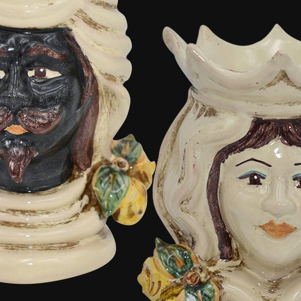 Teste di moro ceramiche Caltagirone fatte a mano, dipinte con dettagli colorati e foglie decorative